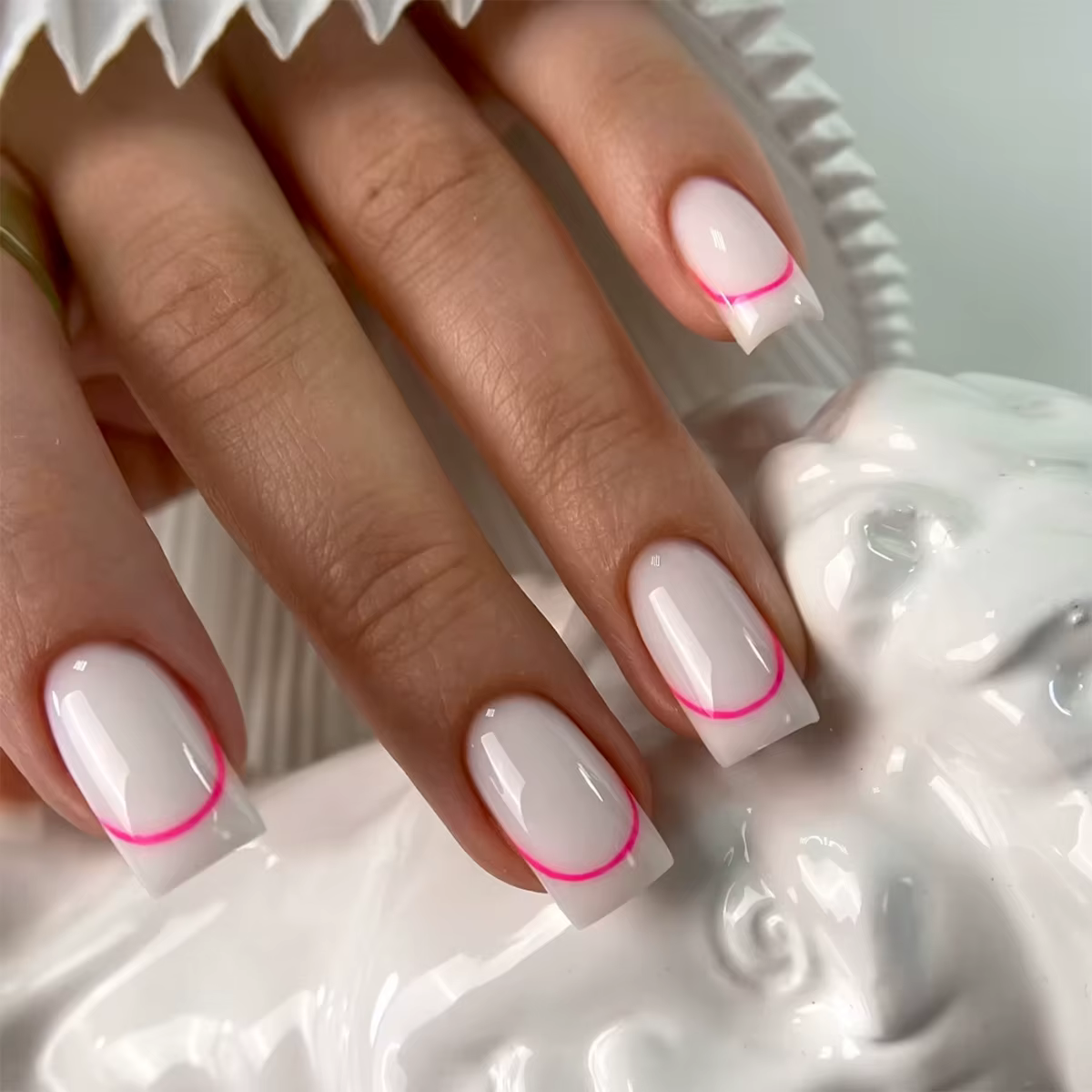 Faux ongles carrés courts à rayures colorées style French