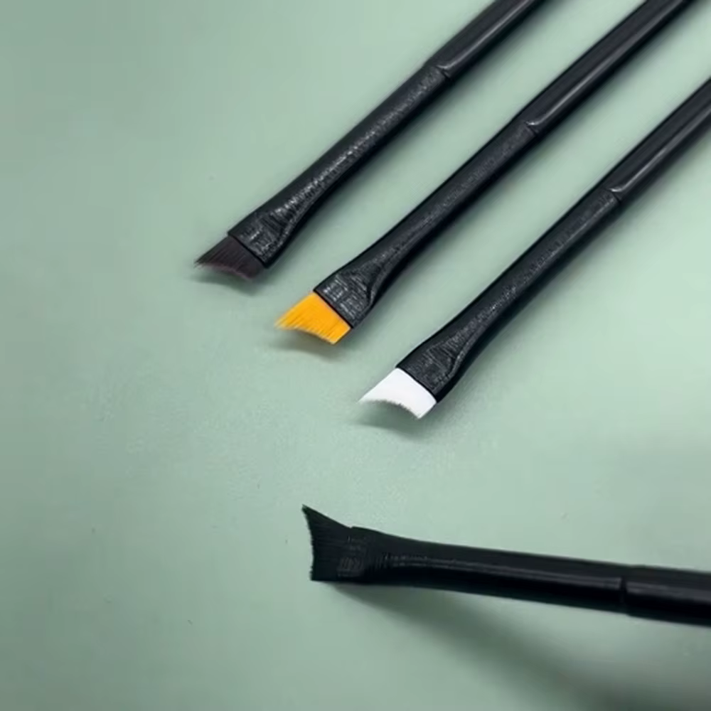 Brosse à ongles à tête Oblique noire