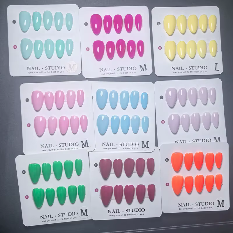 10 faux ongles en amande à presser