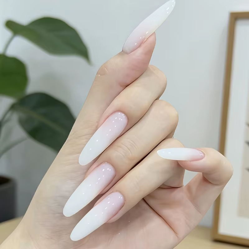Vernis à ongles blanc laiteux, texture lisse, application facile, couvrance uniforme, fini translucide et doux, formule à séchage rapide, Hig