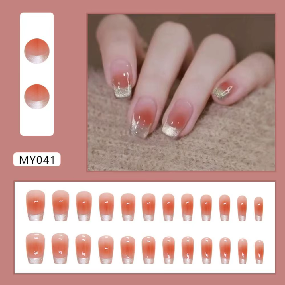 Faux ongles longs de ballerine à la mode