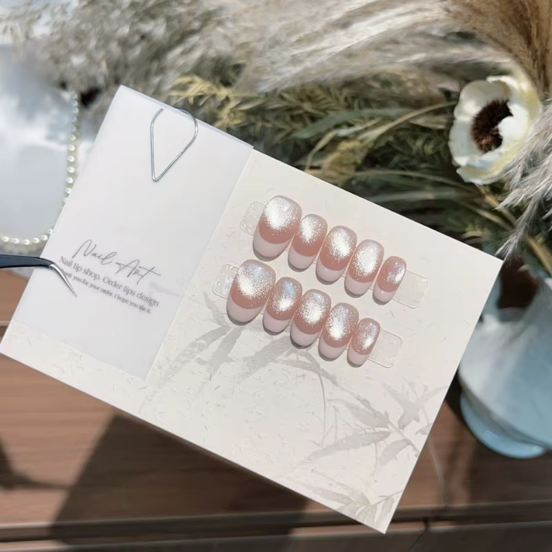Faux ongles français de longueur moyenne faits à la main