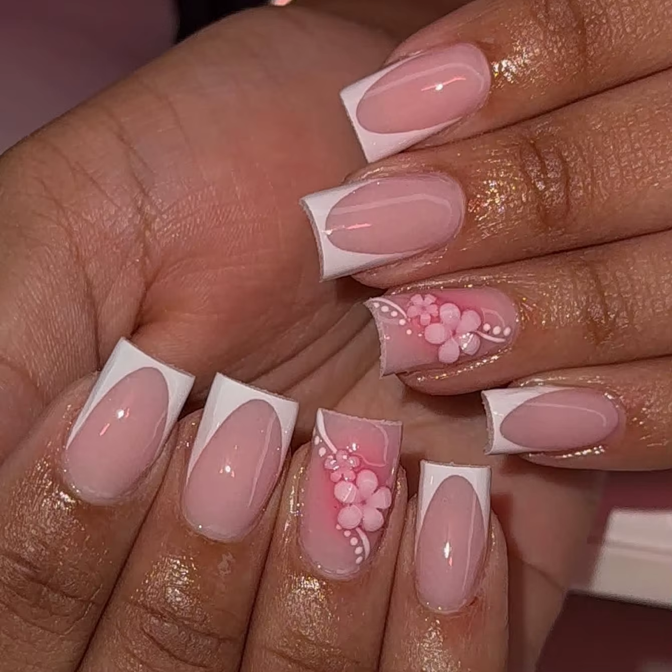 10 pièces ongles courts carrés pressés à la main français à bords blancs avec conception de fleur rose