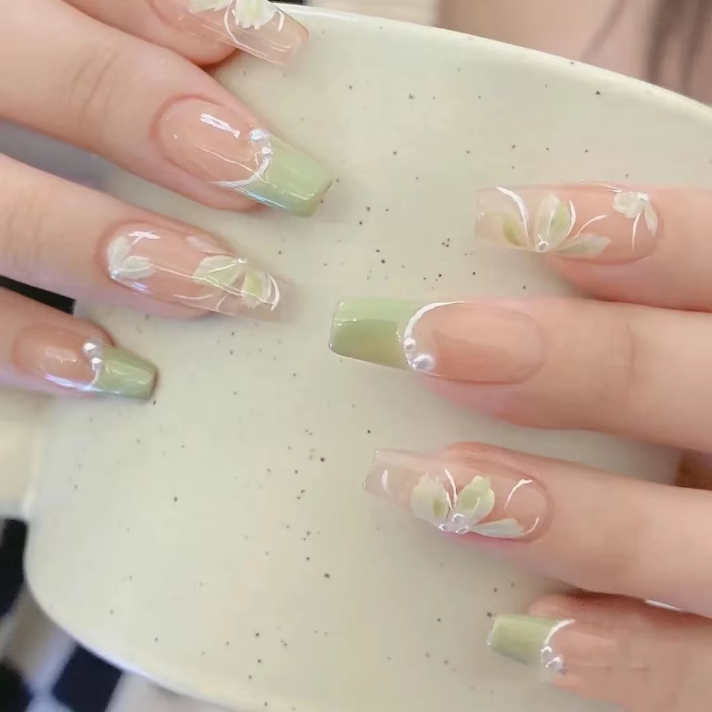 Faux ongles printaniers délicats couleur menthe vert clair