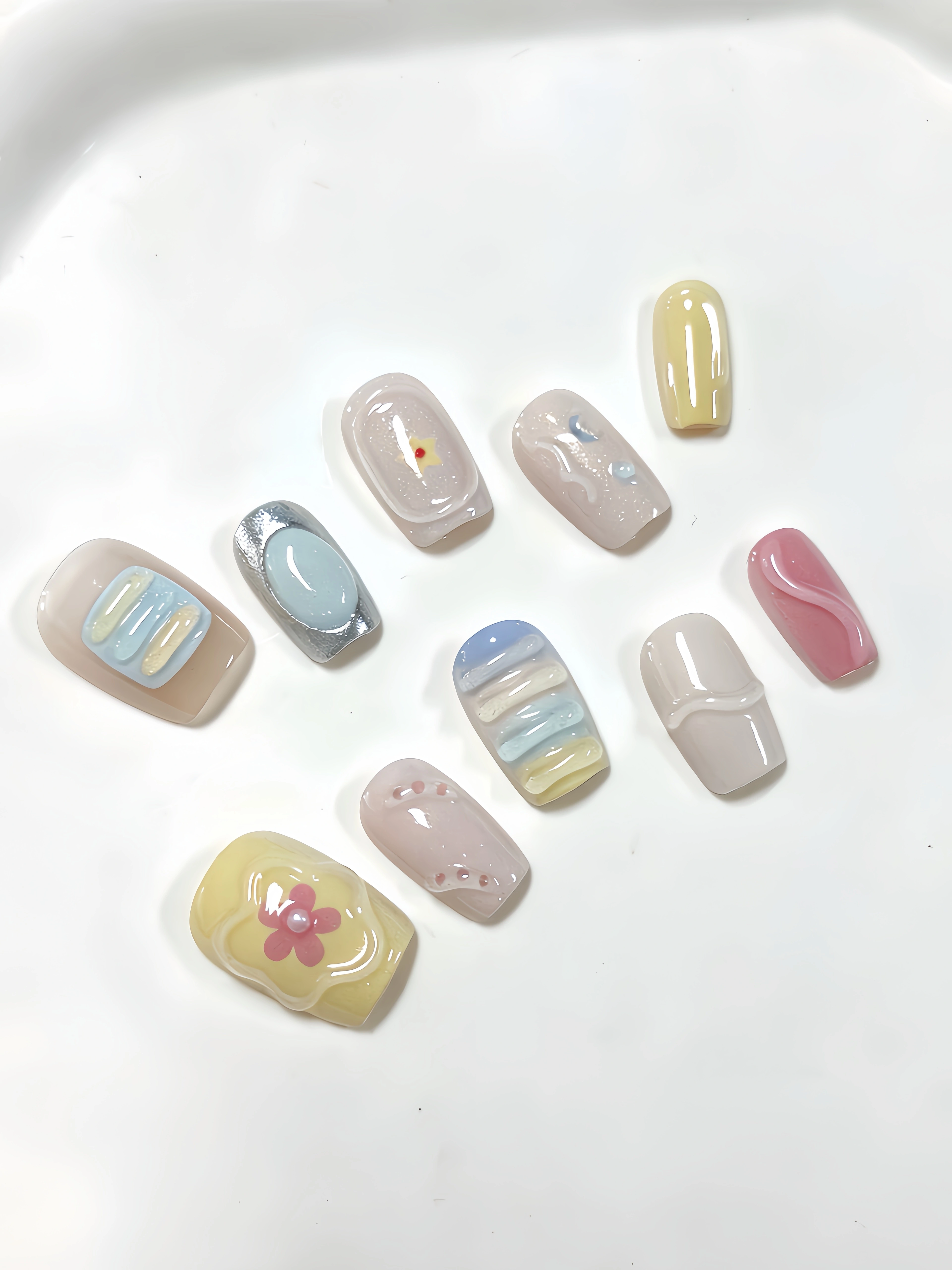 10 ongles courts de forme carrée avec un dégradé multicolore bleu clair