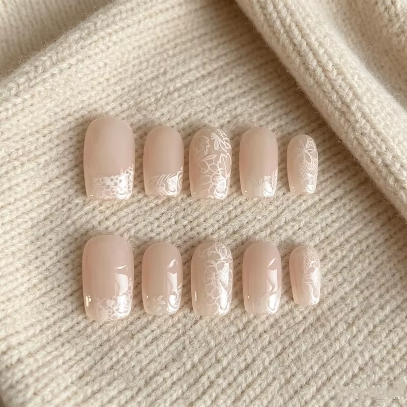 10 faux ongles courts en dentelle faits à la main