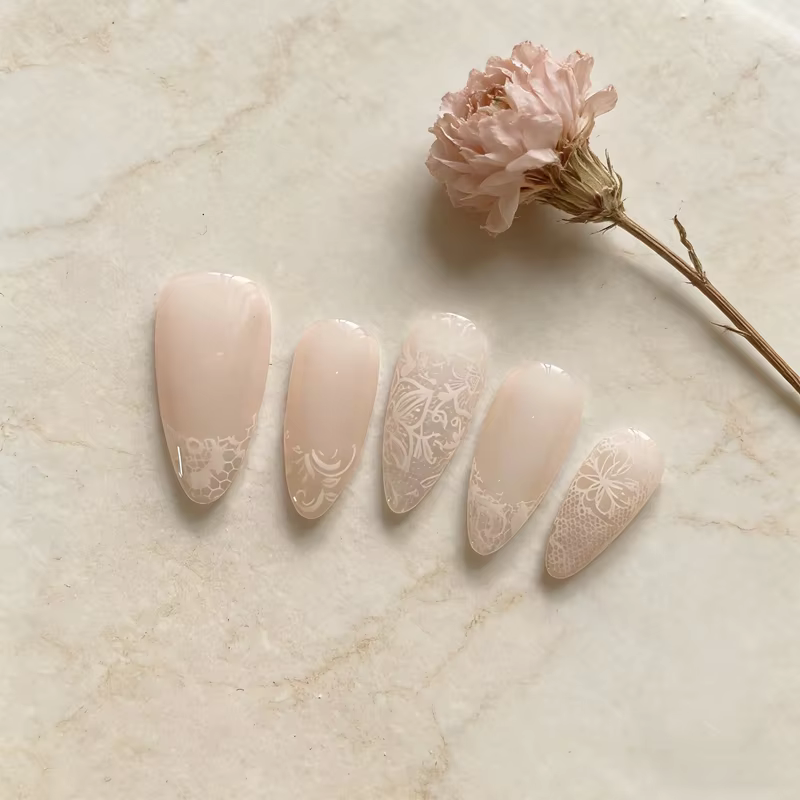 10 faux ongles en dentelle faits à la main