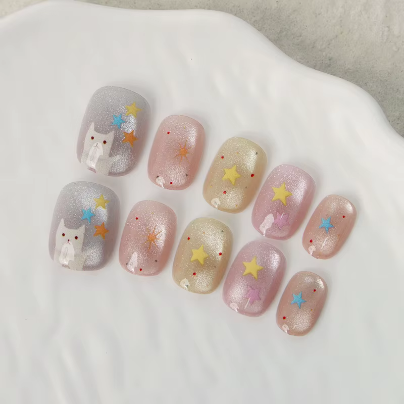 10 faux ongles courts ovales de style français à presser – Motifs simples à rayures colorées et étoiles