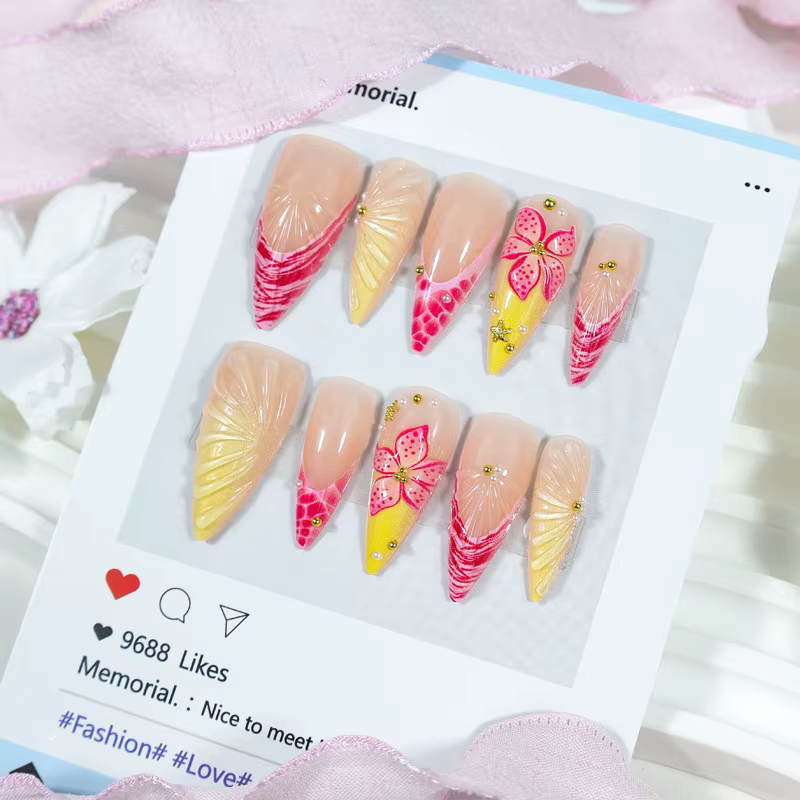 24 faux ongles longs décorés de gravures florales en trois dimensions