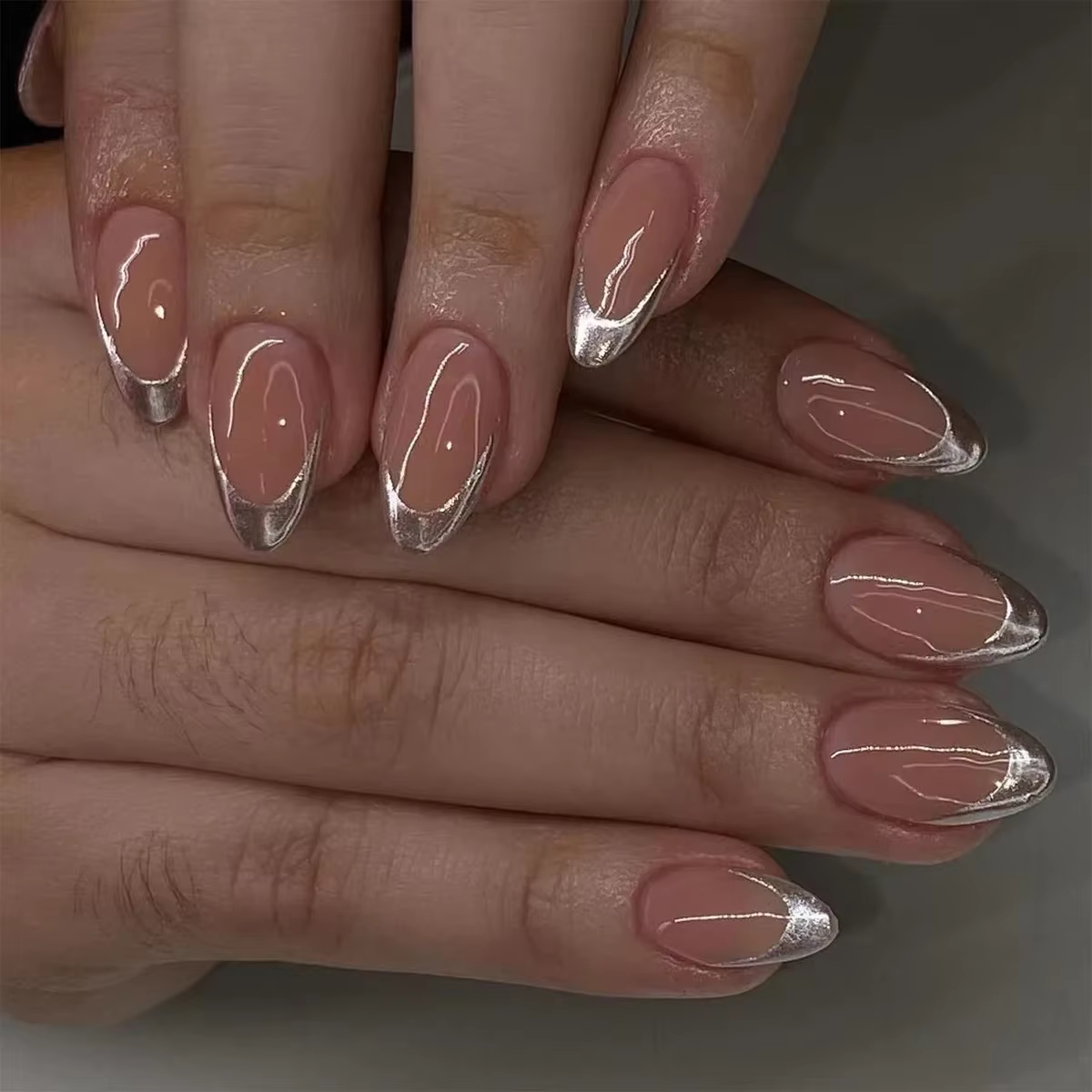 Faux ongles amande 3D dorés et noirs