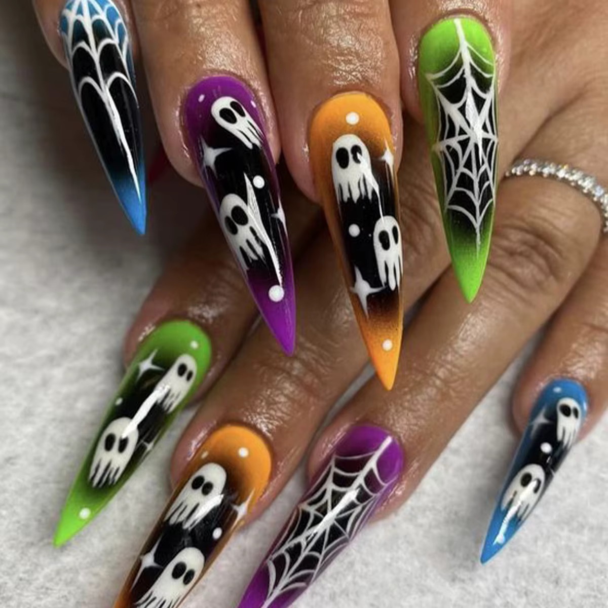 24 pièces/ensemble Faux ongles à presser forme amande couleur unie simple