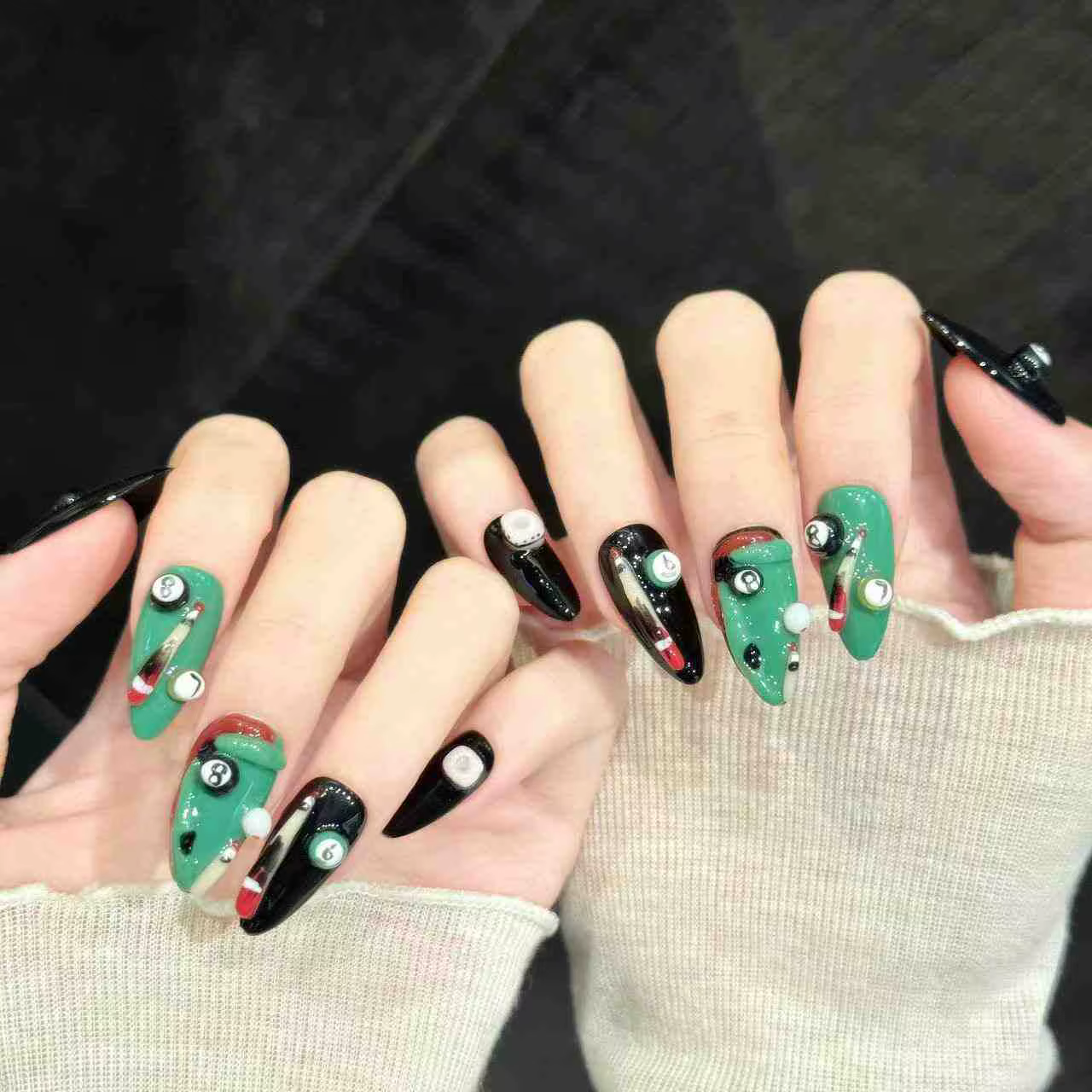 Faux ongles faits à la main