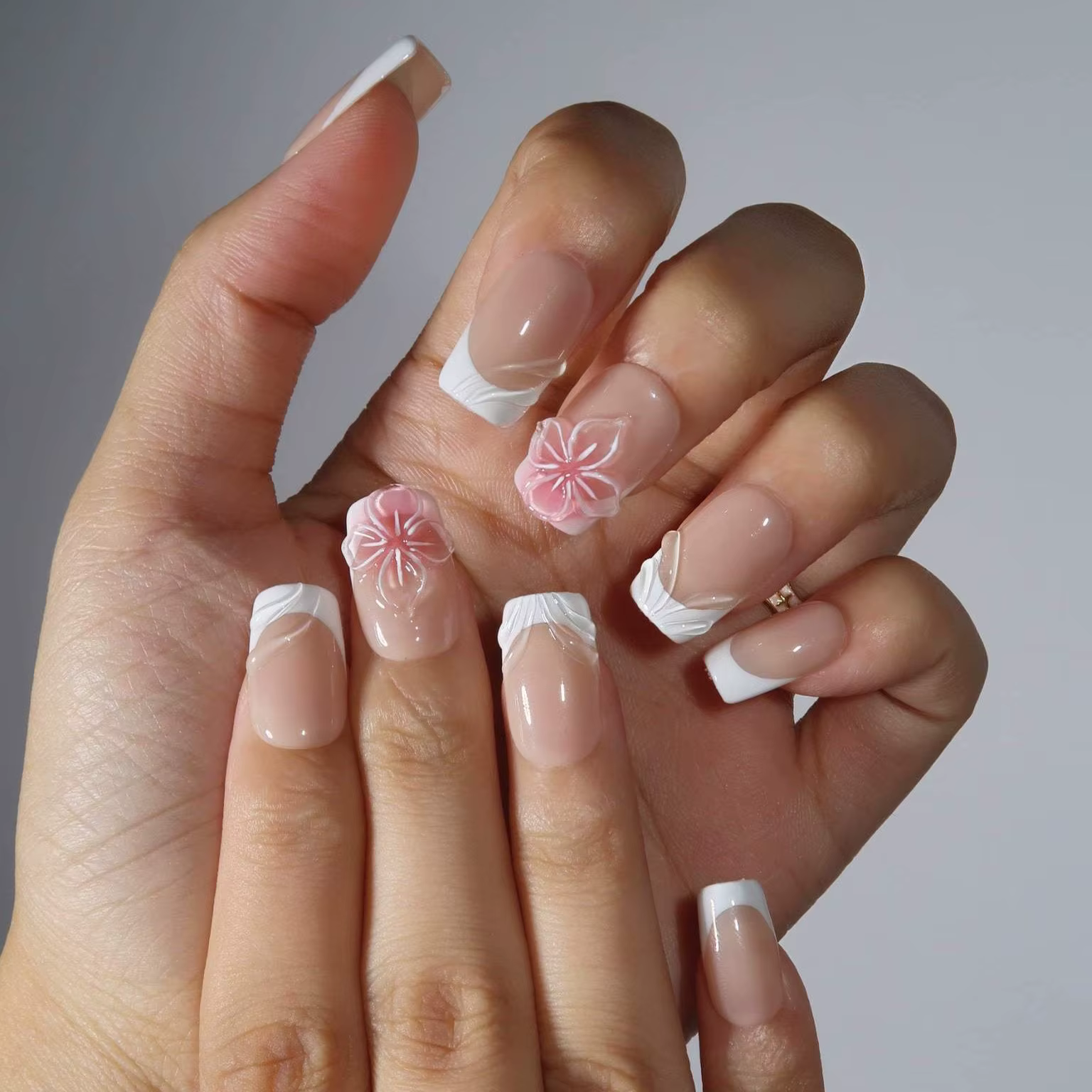Presse à la main sur les ongles fleurs blanc pointes françaises 3D fleur rose court faux