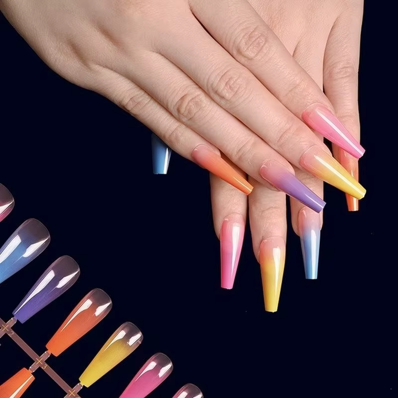 Faux ongles longs en forme de cercueil