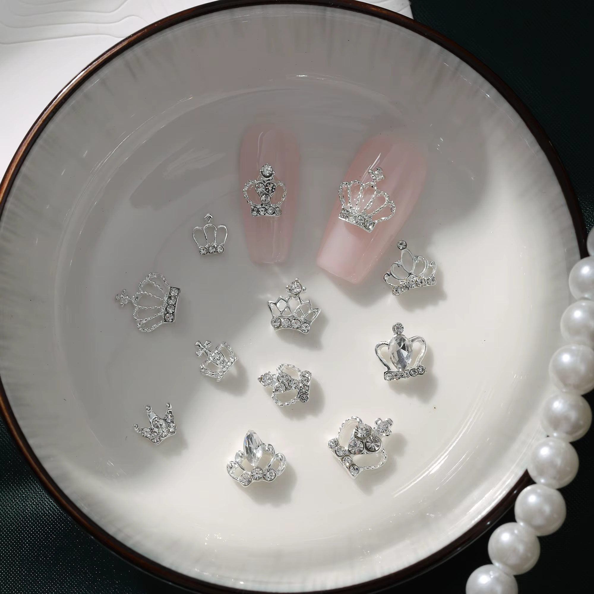 Breloques couronne exquises pour ongles