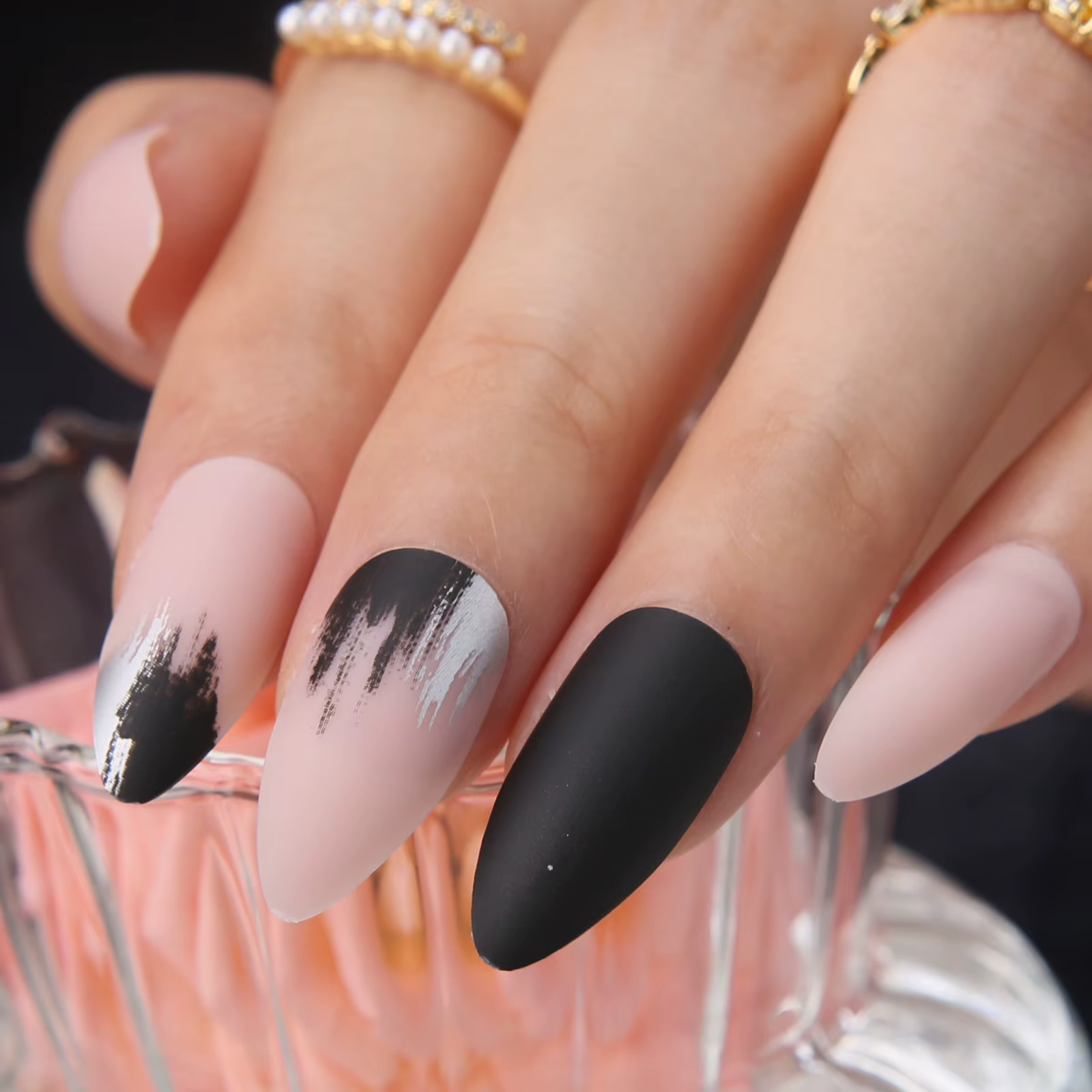 Faux ongles courts rose mat pour amande noir