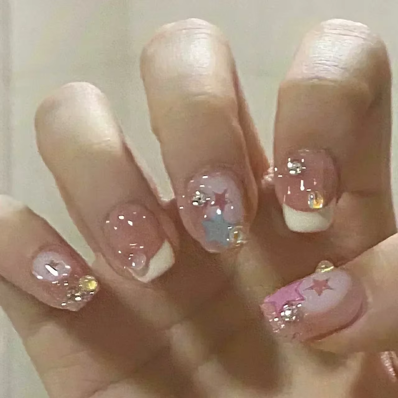 24 faux ongles courts carrés mignons pour filles