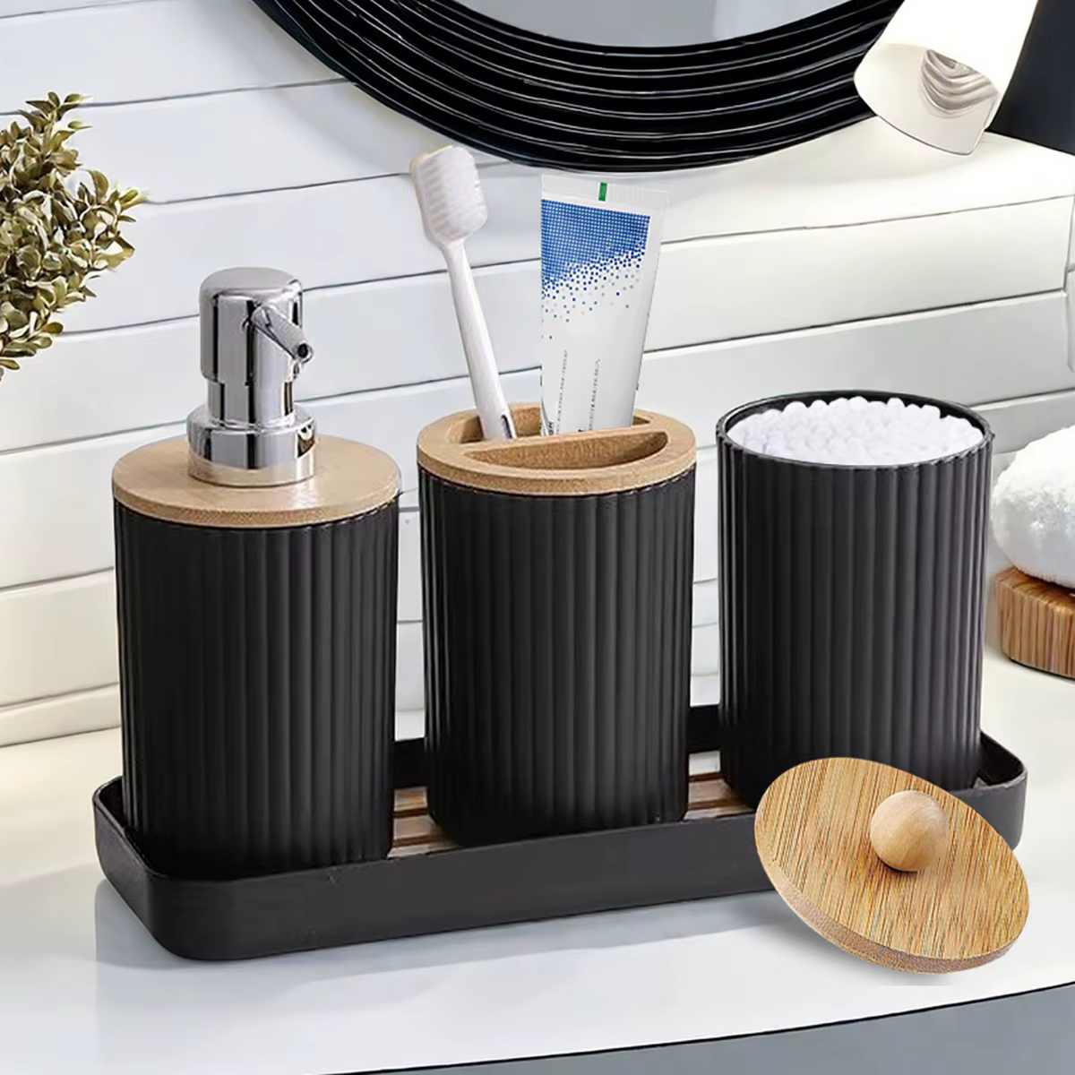 Ensemble d'accessoires de salle de bains, comptoir de vanité, distributeur de savon, brosse à dents, porte-coton-tige et plateau, décor de salle de bains, pots d'apothicaire