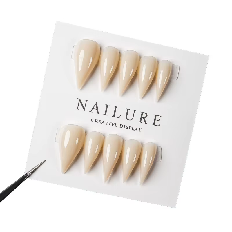 Faux ongles longs à talon aiguille couleur nude