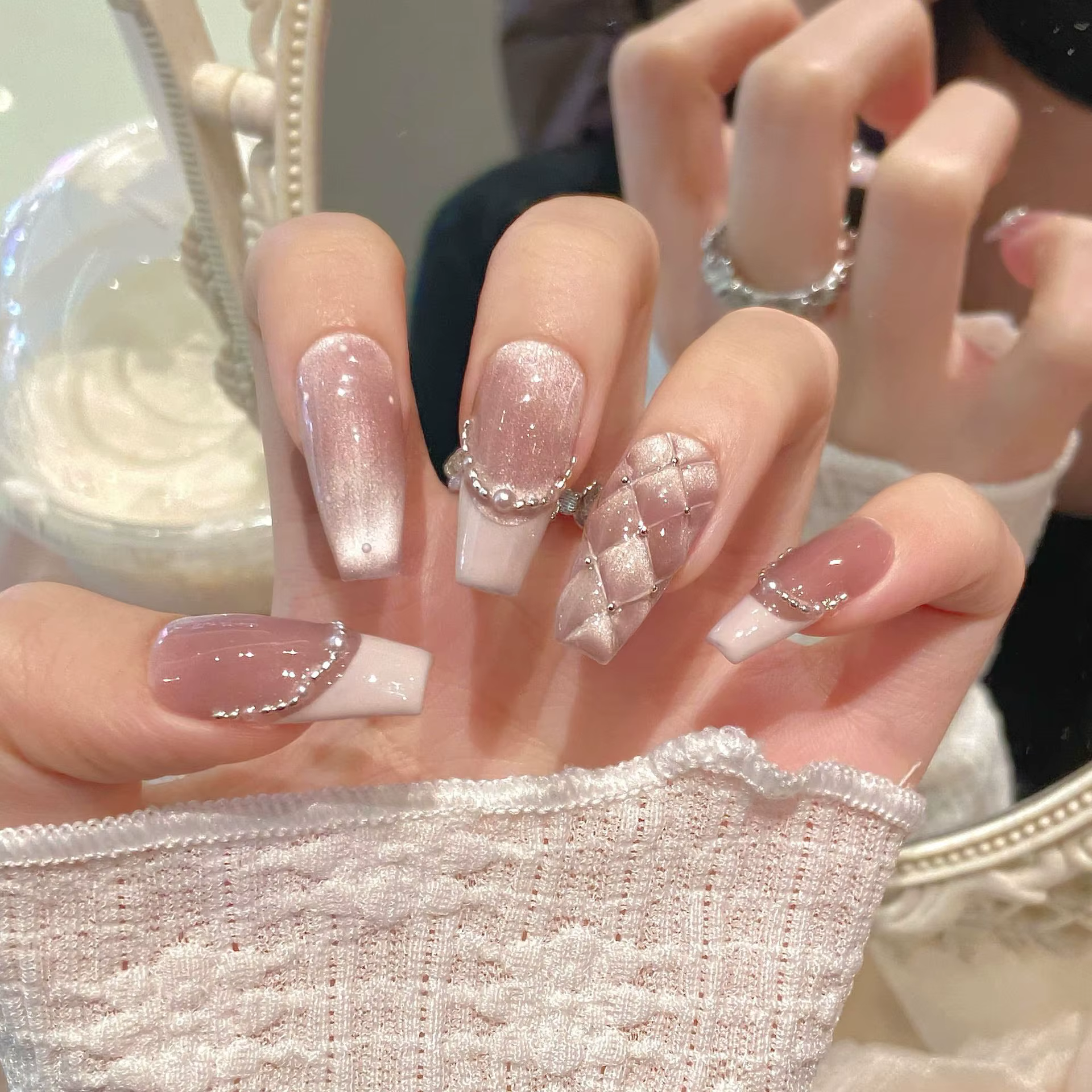 Fait à la main doux diamant grille décor presse sur les ongles français brillant rose oeil de chat faux