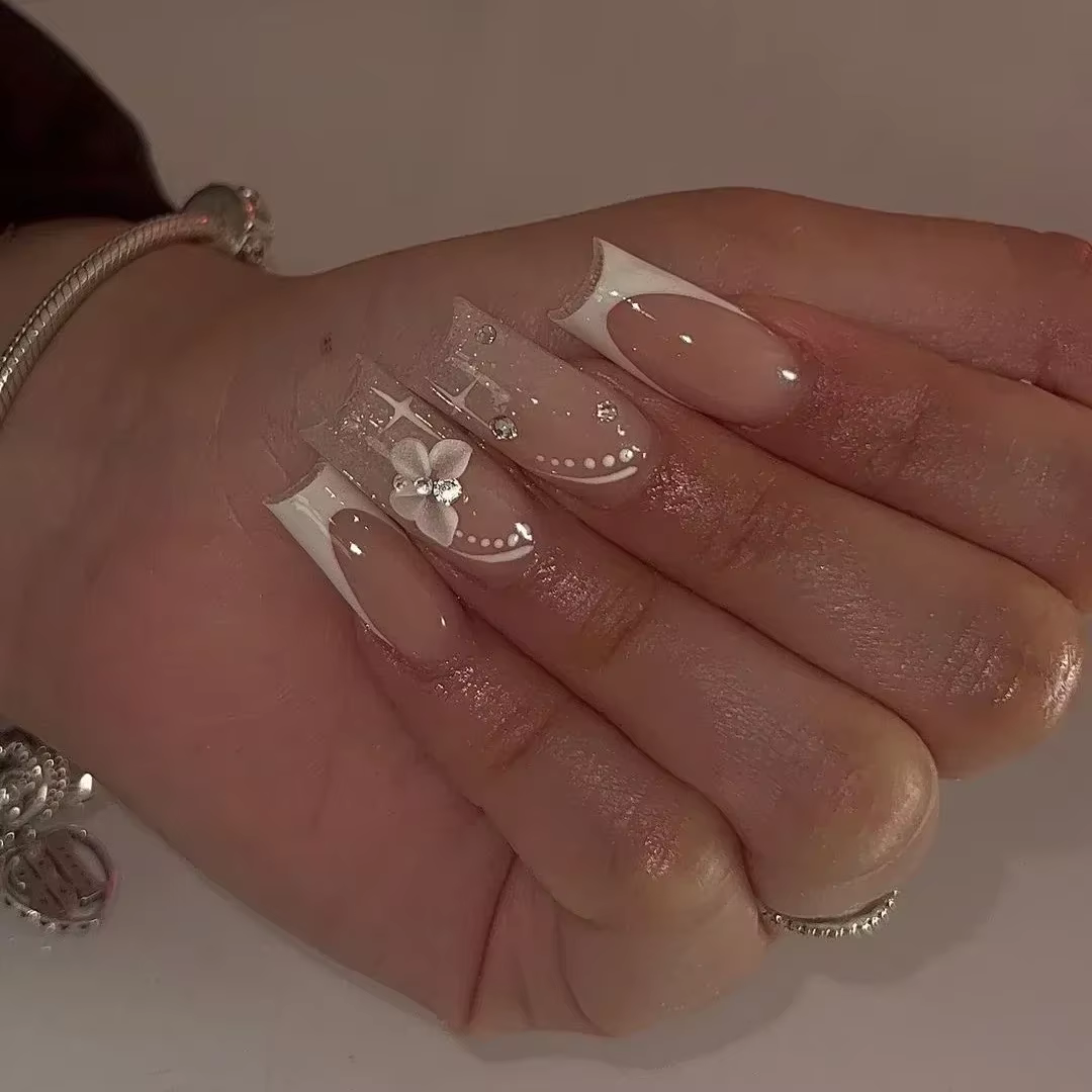 Faux ongles français longs avec colle