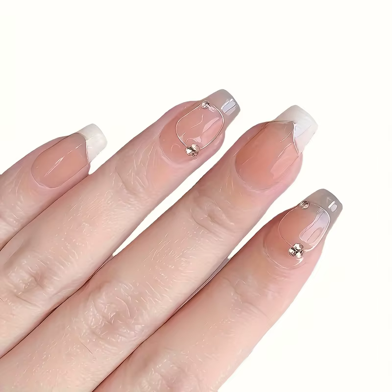 Faux ongles français faits à la main