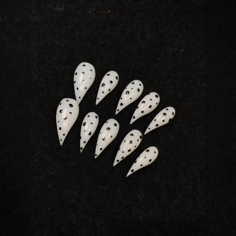 10 faux ongles classiques noirs et blancs à pois