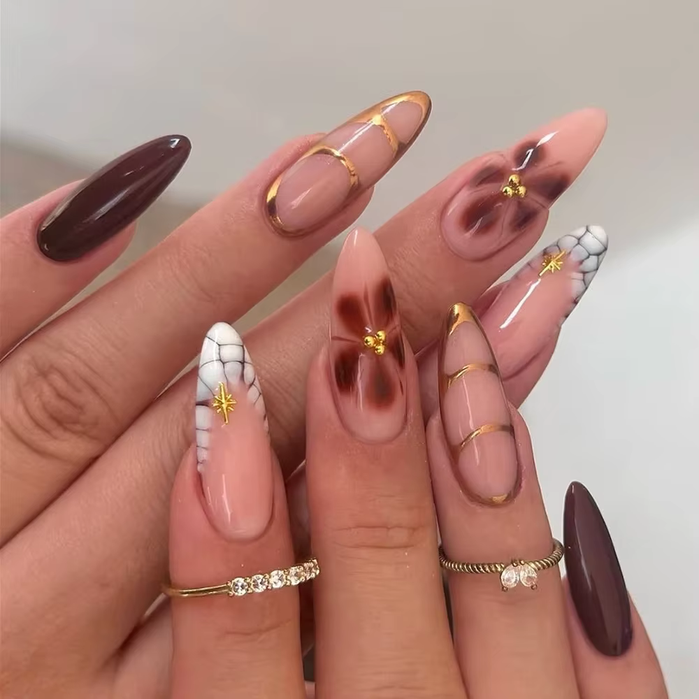 Mode fleurs brunes couleur nue Nail Art or français amande faux ongles détachable fini