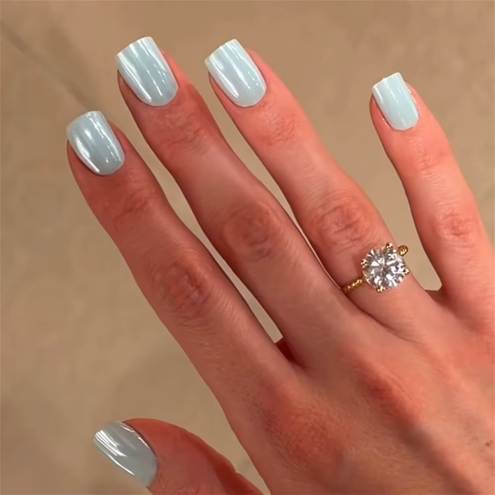 Faux ongles carrés courts brillants nacrés bleus unis pour l'été