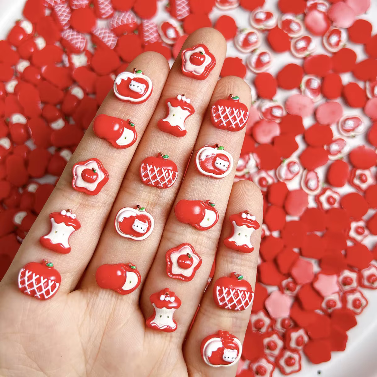 30 pièces créatif réaliste lumineux rouge pomme chat résine Nail Art décorations dessin animé mignon étoile arc