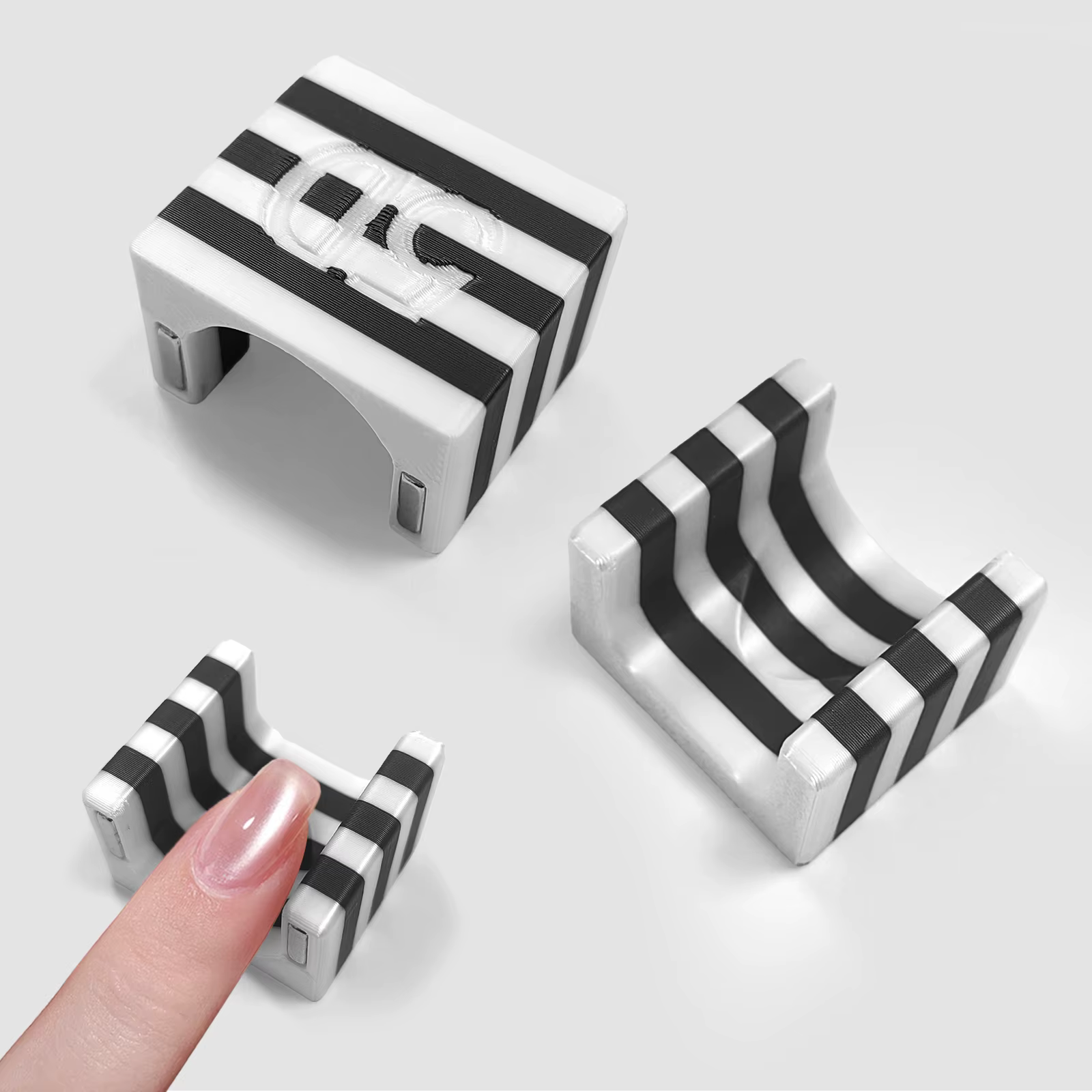 Outil magnétique pour effet œil de chat