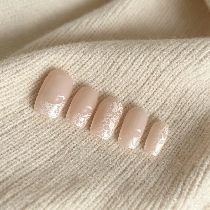10 faux ongles courts en dentelle faits à la main