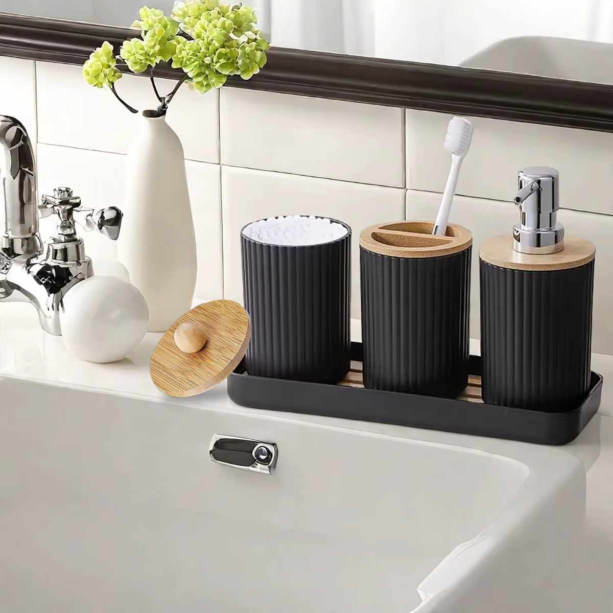 Ensemble d'accessoires de salle de bains, comptoir de vanité, distributeur de savon, brosse à dents, porte-coton-tige et plateau, décor de salle de bains, pots d'apothicaire
