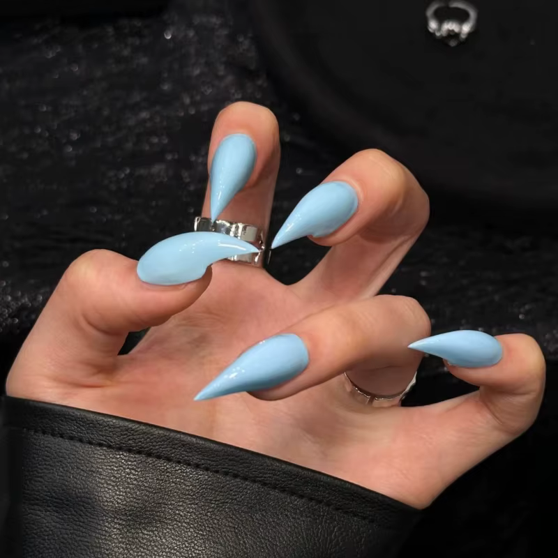 Faux ongles longs à talon aiguille