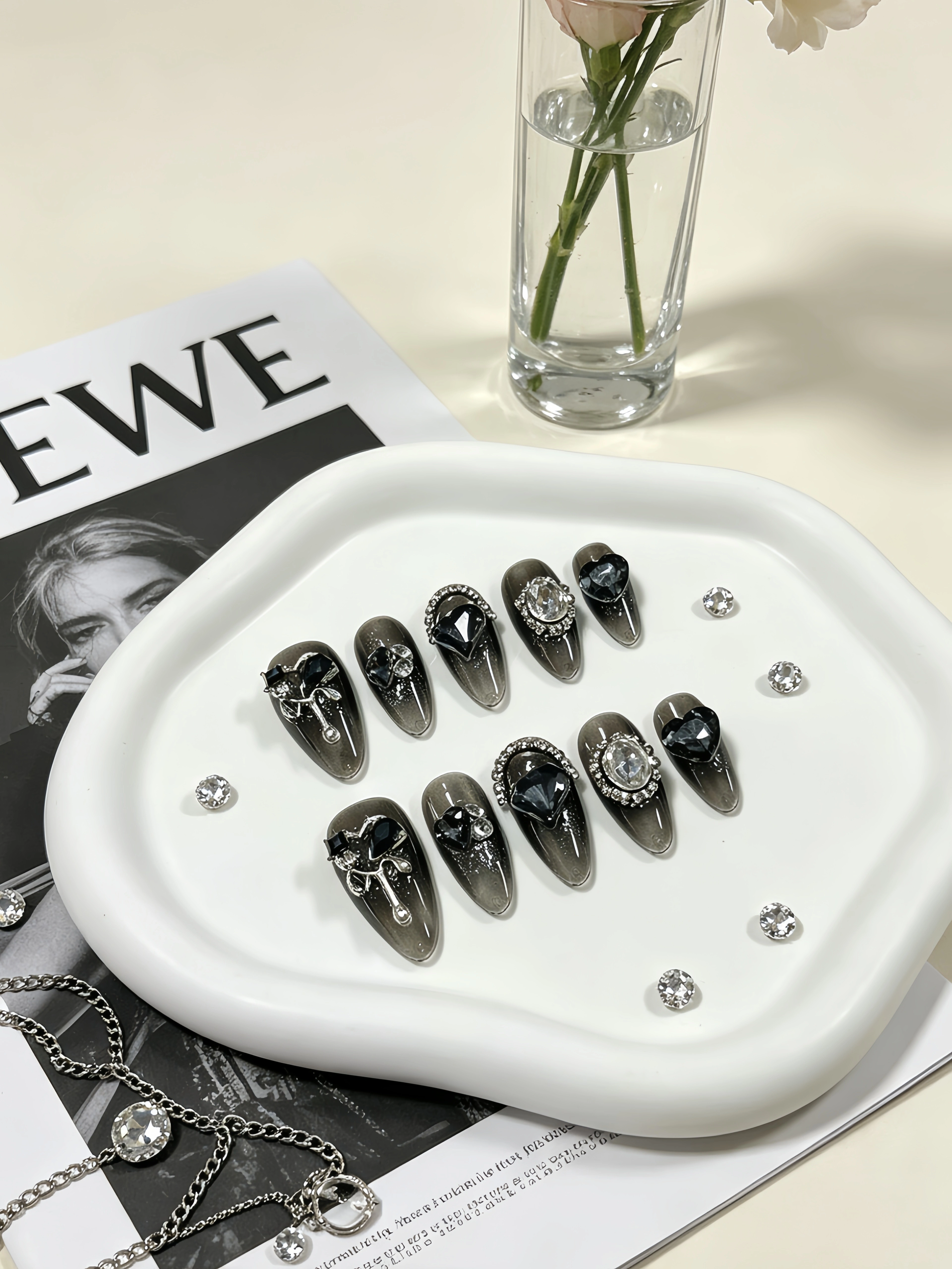 10 faux ongles de longueur moyenne en forme d'amande