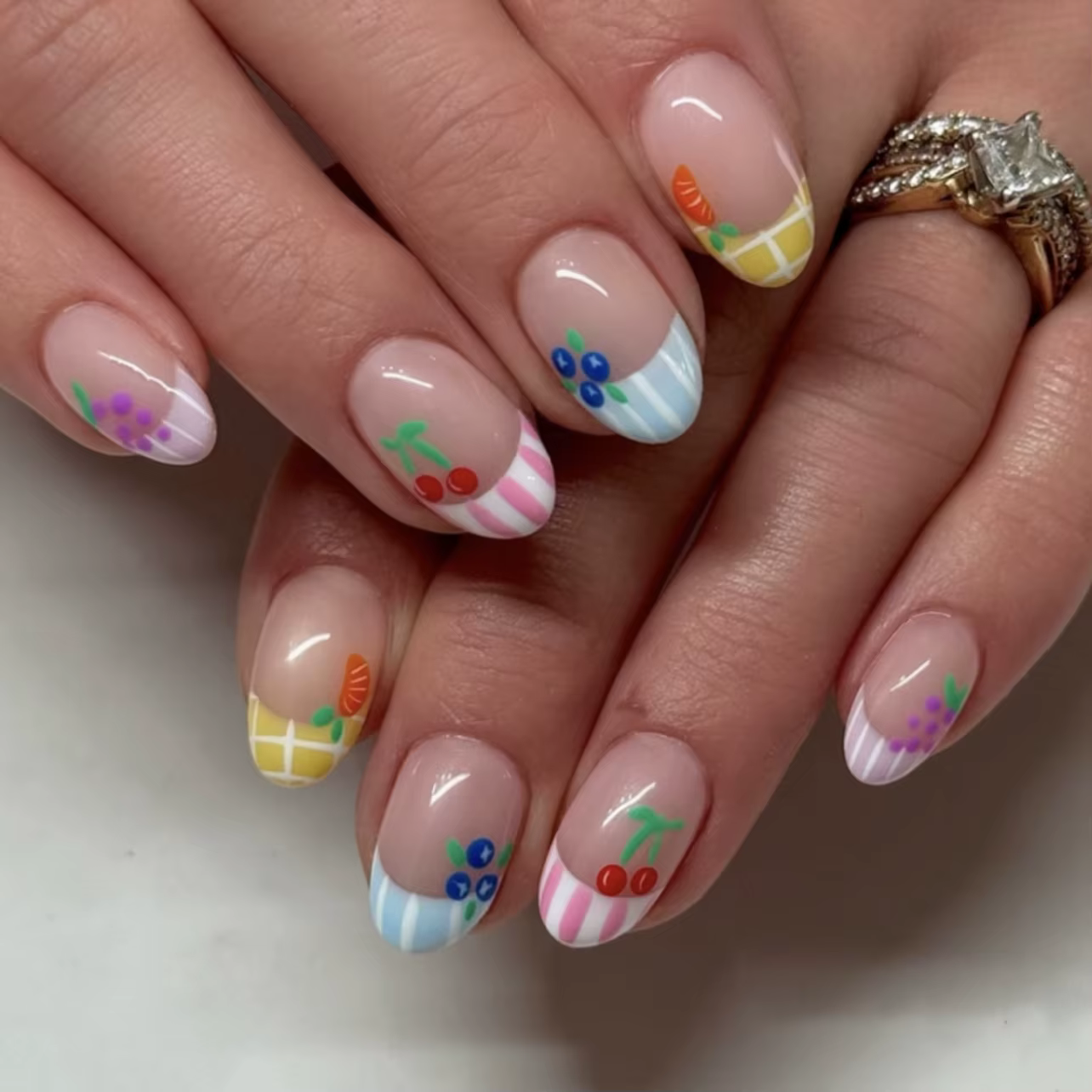 Mignon myrtille peint à la main portable Nail Art jaune français court rond faux ongles détachable fini