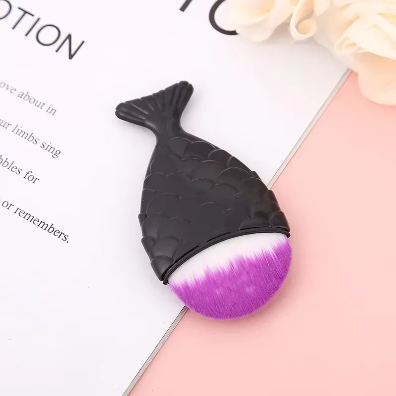 Brosse à ongles colorée en forme de queue de poisson