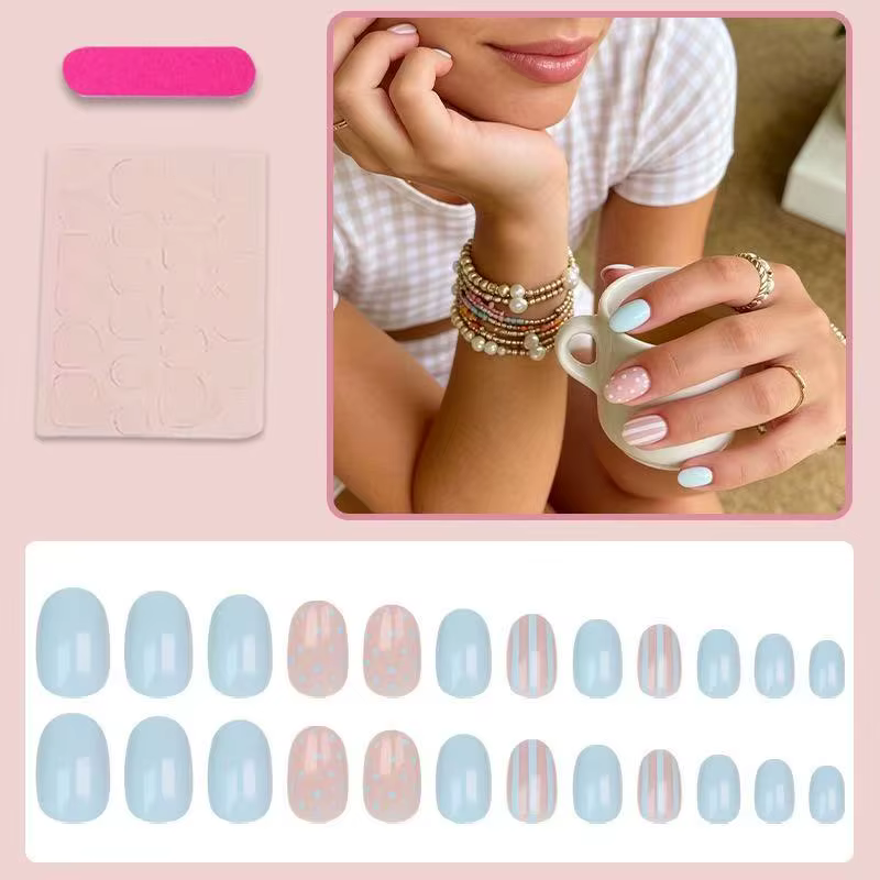 24 faux ongles carrés courts bleu clair et rose avec des rayures blanches en forme de points