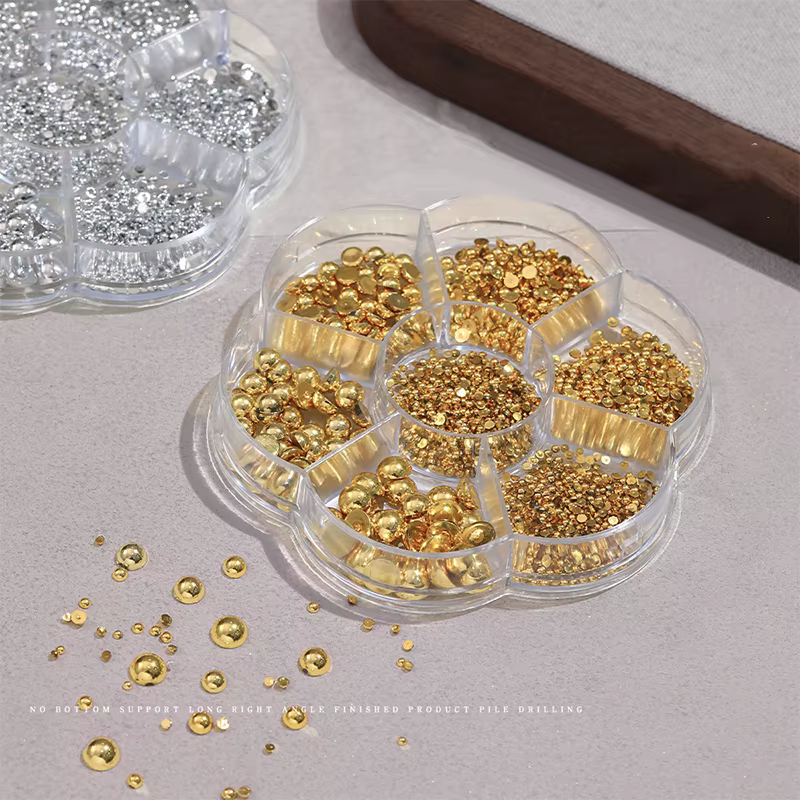 Décorations d'ongles en perles argentées et dorées à 7 compartiments