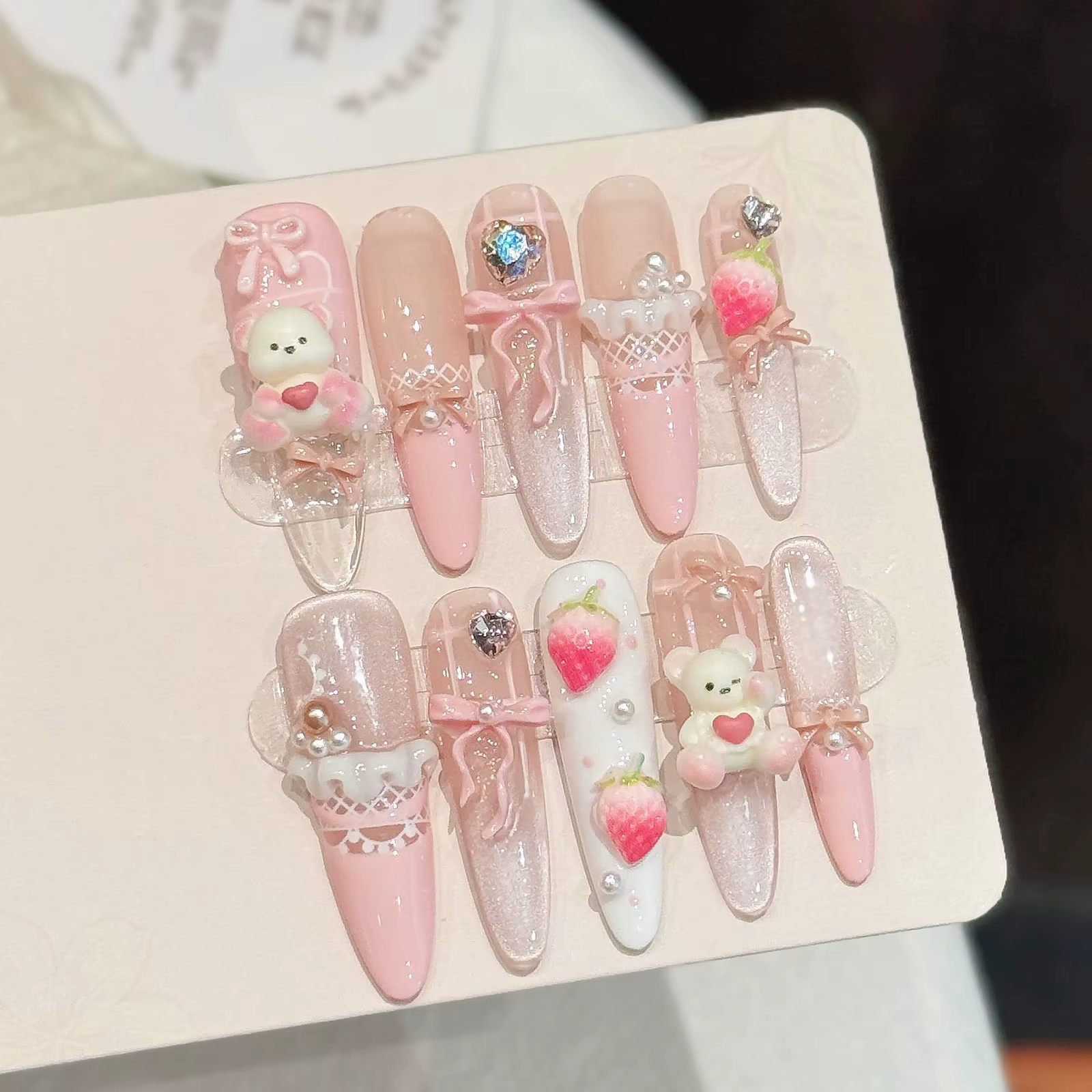 Faux ongles rose rêveur avec motif ours fraise 3D