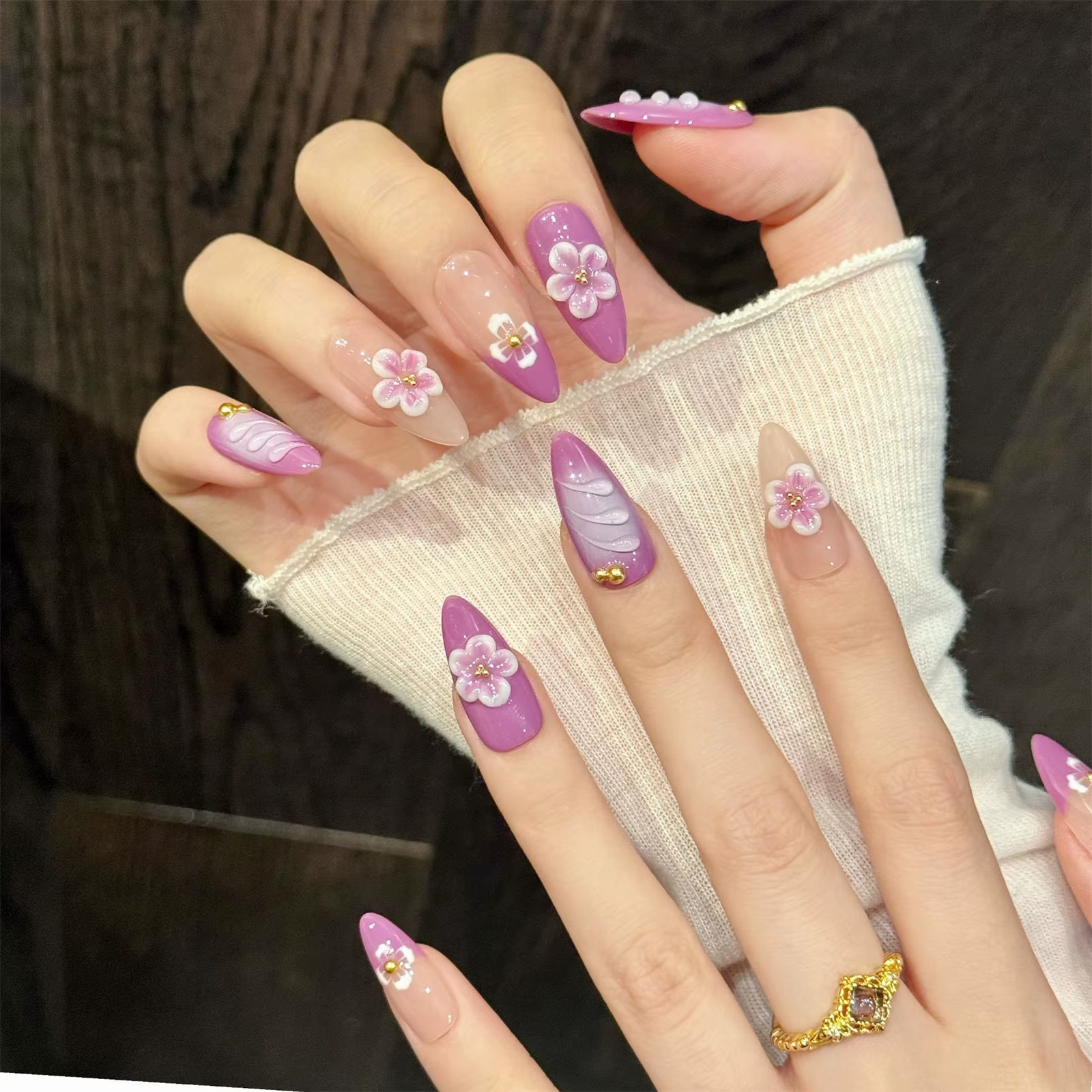10 faux ongles dégradés rose et violet avec des motifs de fleurs en relief 3D
