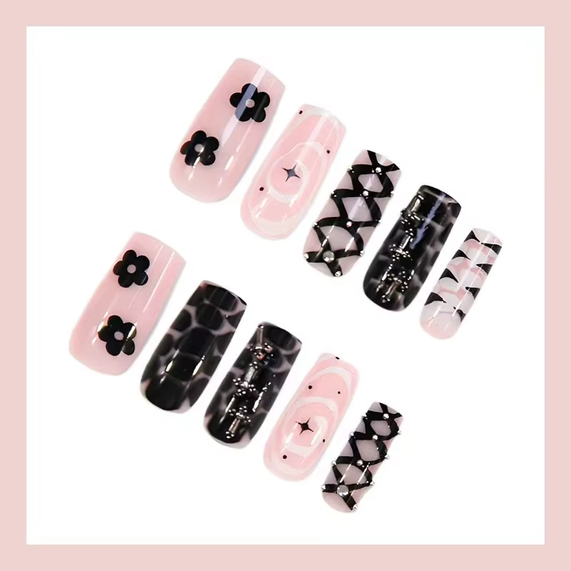 24 faux ongles noirs et blancs de style punk gothique