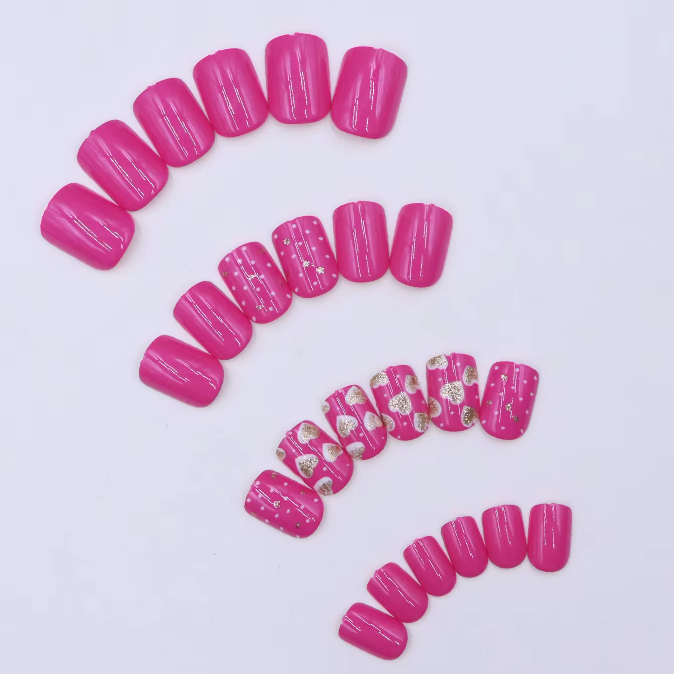 96 faux ongles courts carrés français pressés avec motif cœur