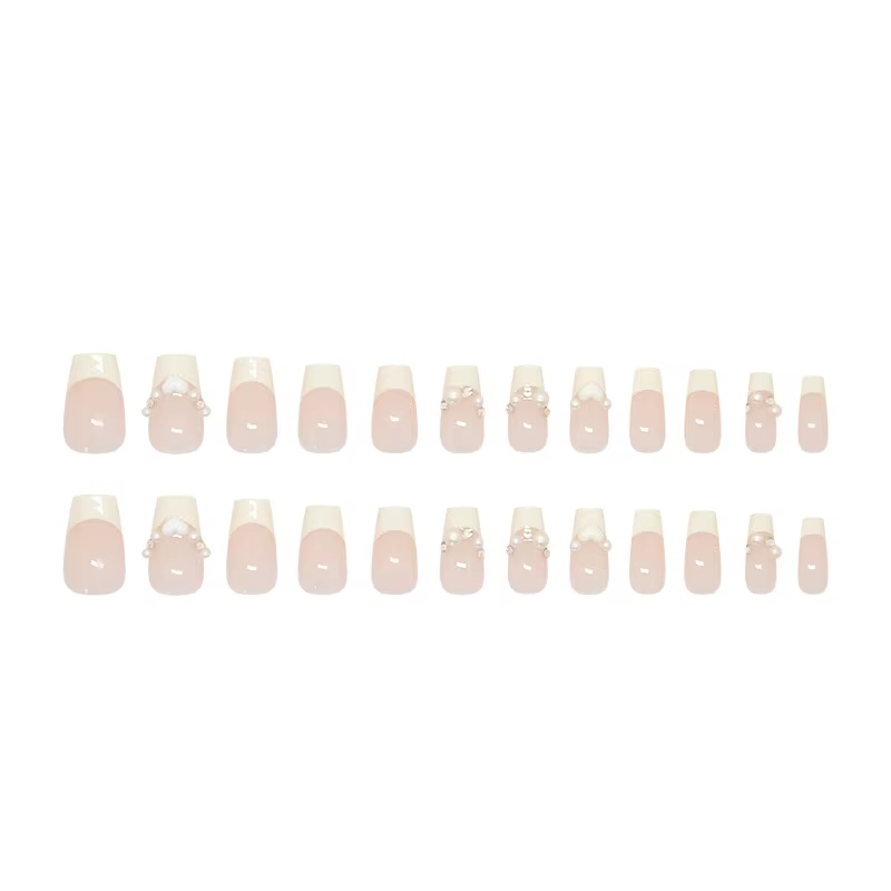 Faux ongles courts en press-on jaune crème style ballerine avec perles blanches et strass