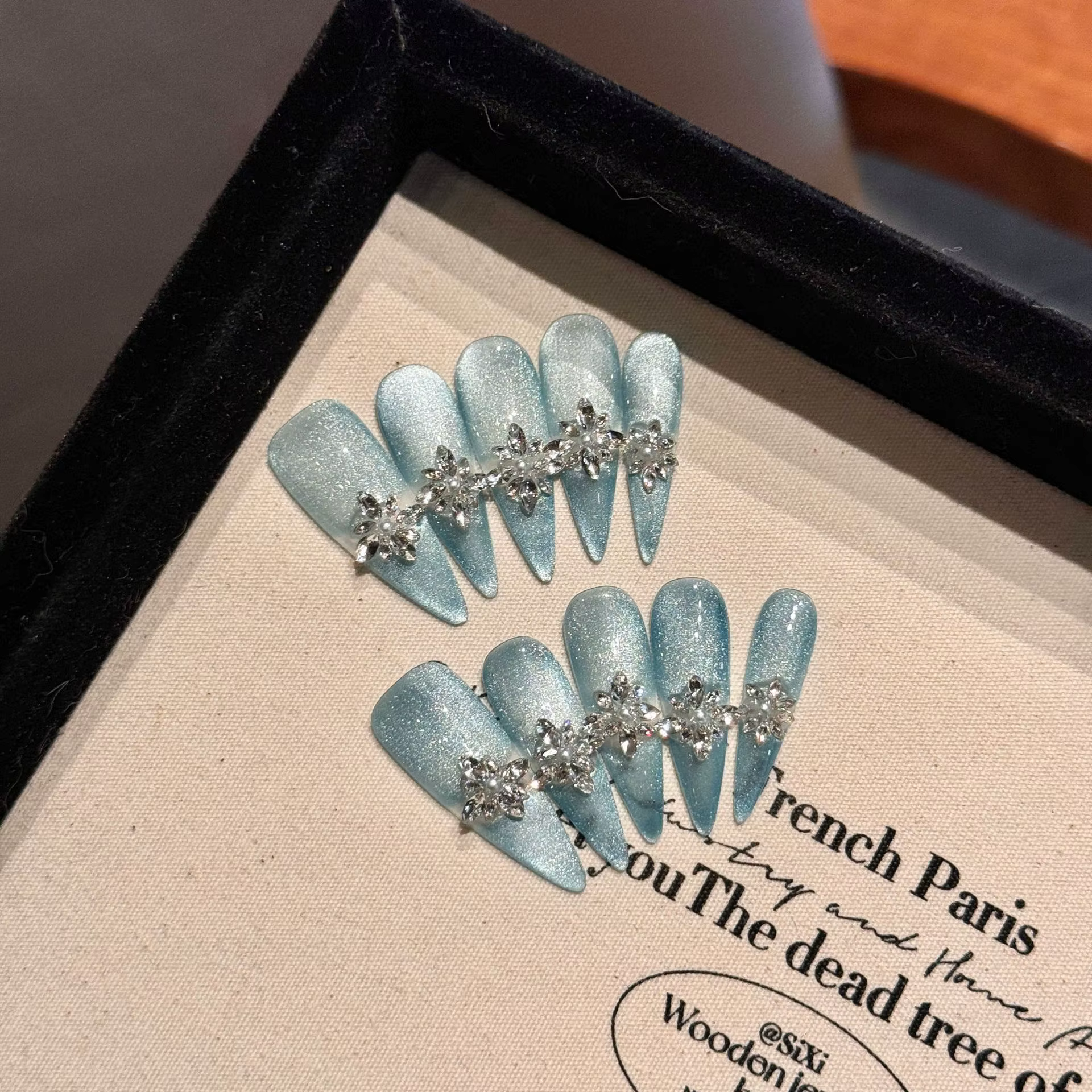 Faux ongles brillants faits à la main