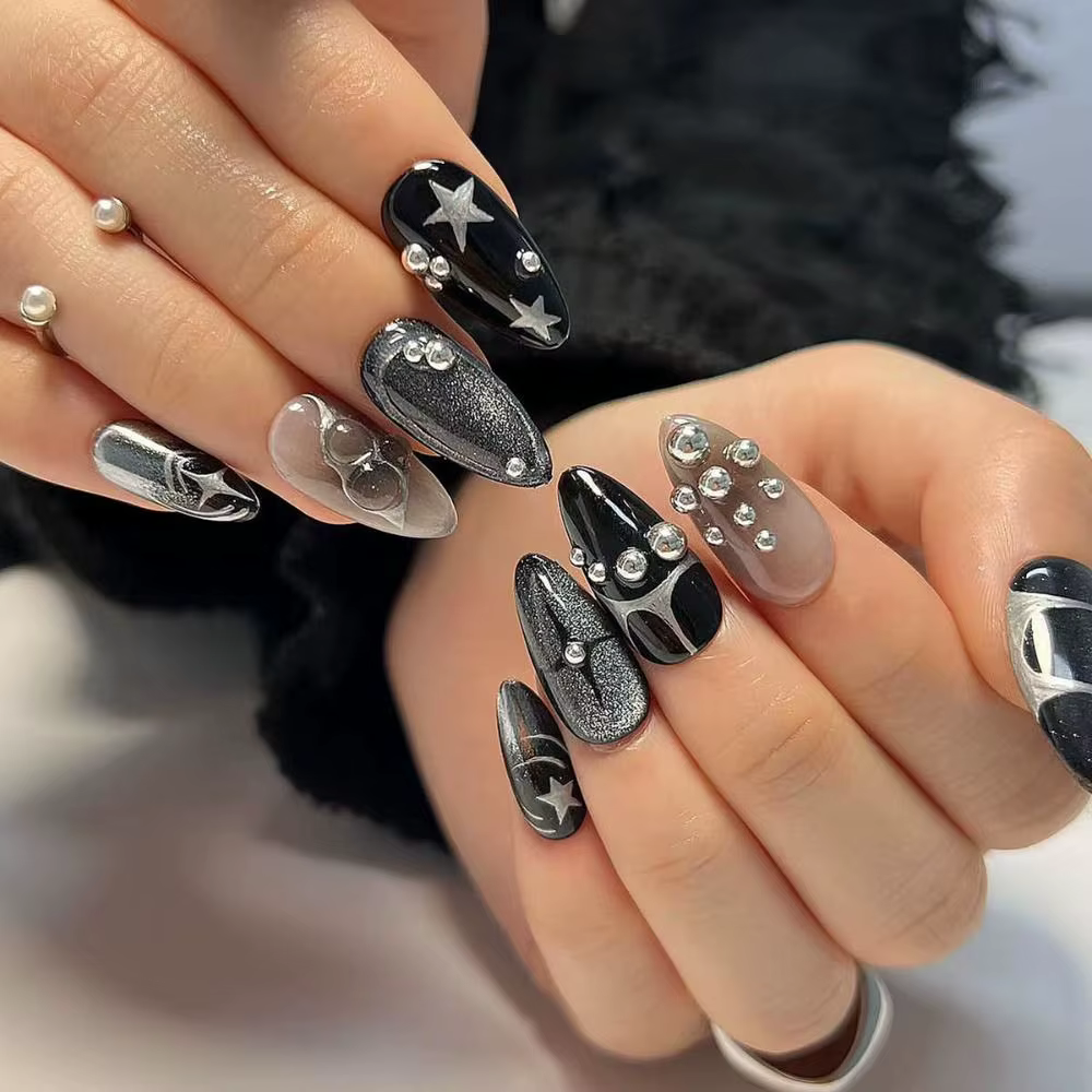 Faux ongles longs en amande pour manucure