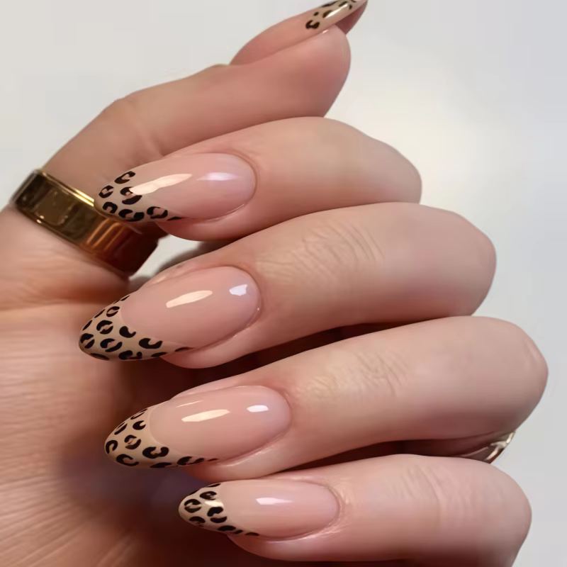 24 paires de faux ongles de style minimaliste en forme d'amande à la française, élégants et simples, avec une touche de charme tendance.