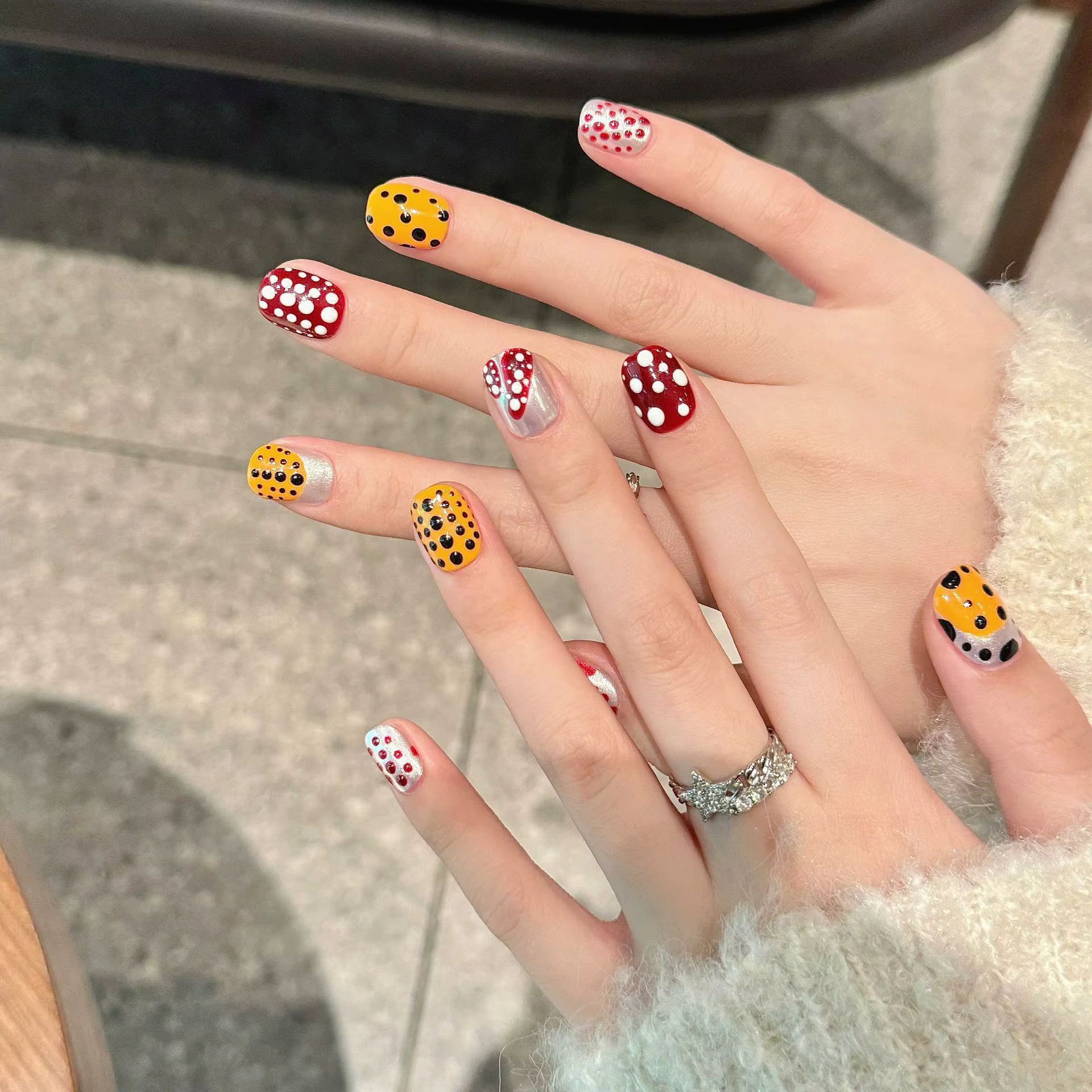 Presse à la main sur les ongles mignon court rond faux