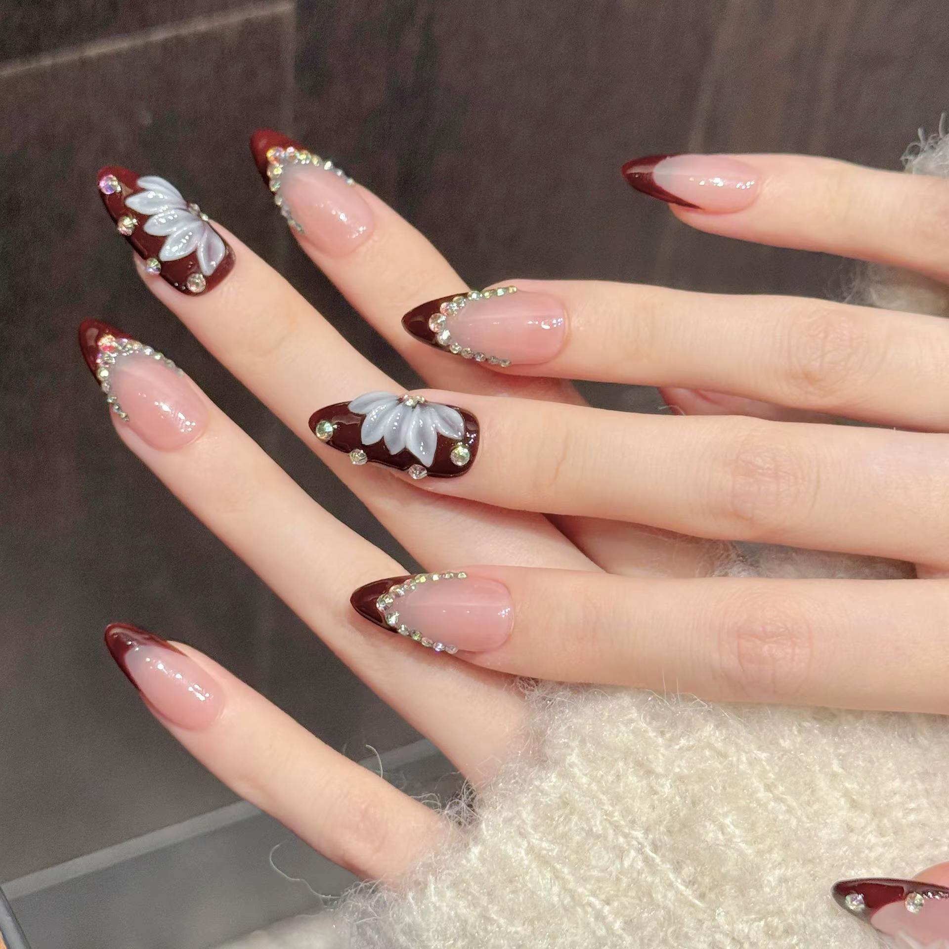 10 pièces à la main rouge profond français presse sur ongles strass conception courte amande faux