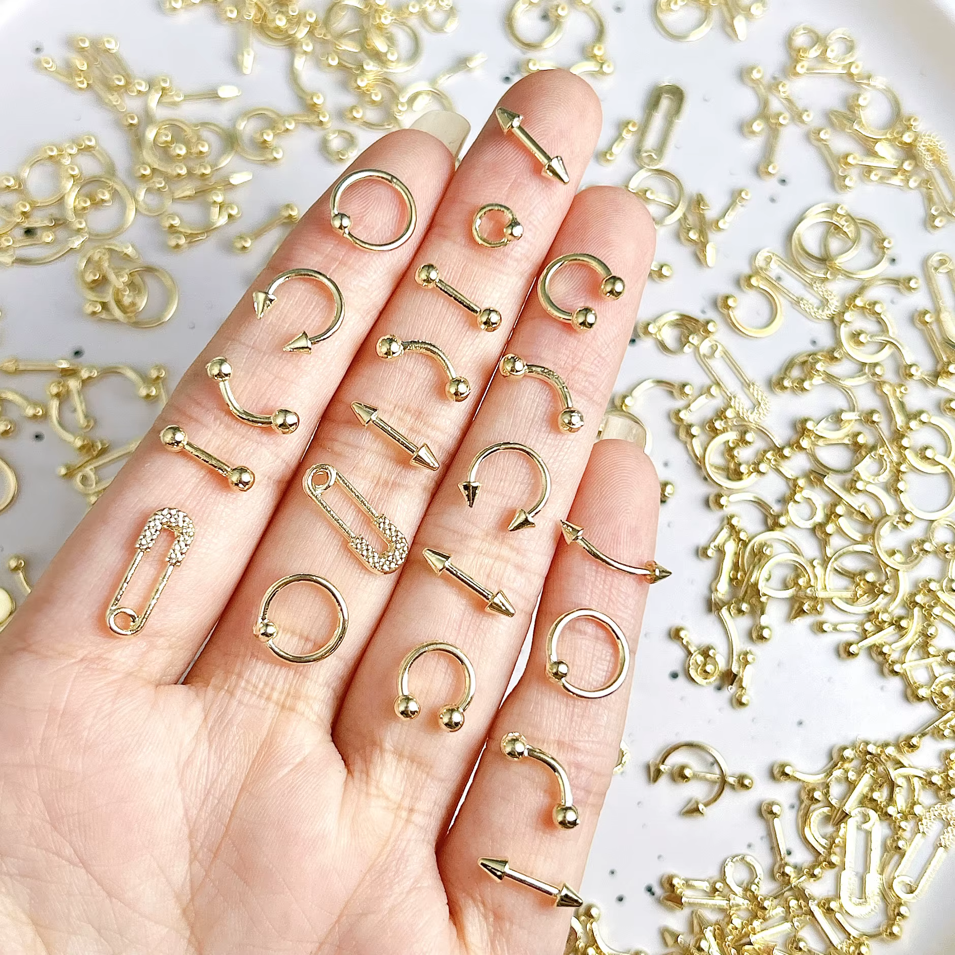 30 pièces classique rétro boule ronde flèche incurvée Rivet ongles breloques 3D tricolore broche croix Nail Art